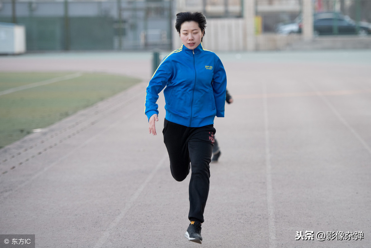 活菩薩！孤寡老人撿回「獨臂棄嬰」靠拾荒撫養25年　女孩考上研究生不忘反哺：您就是我媽