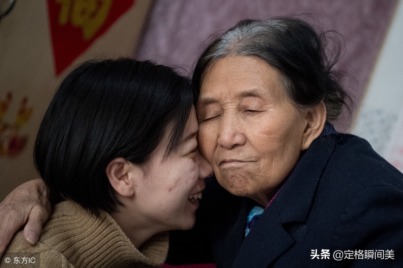 活菩薩！孤寡老人撿回「獨臂棄嬰」靠拾荒撫養25年　女孩考上研究生不忘反哺：您就是我媽