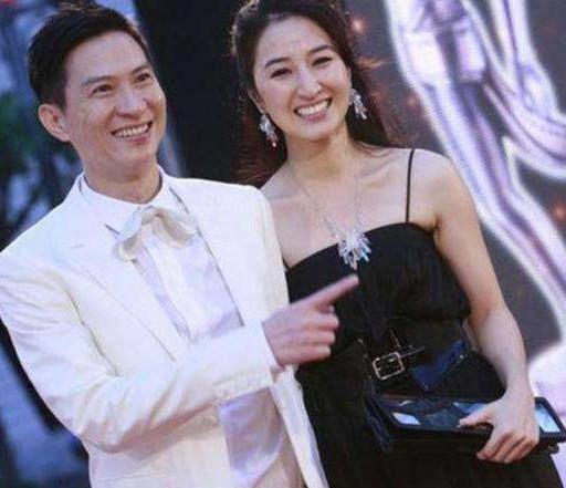影帝張家輝離奇暴瘦！愛妻關詠荷「攜女逛街遇記者」驚慌跑開不回應　「14歲張童模樣」完全爸媽結合體