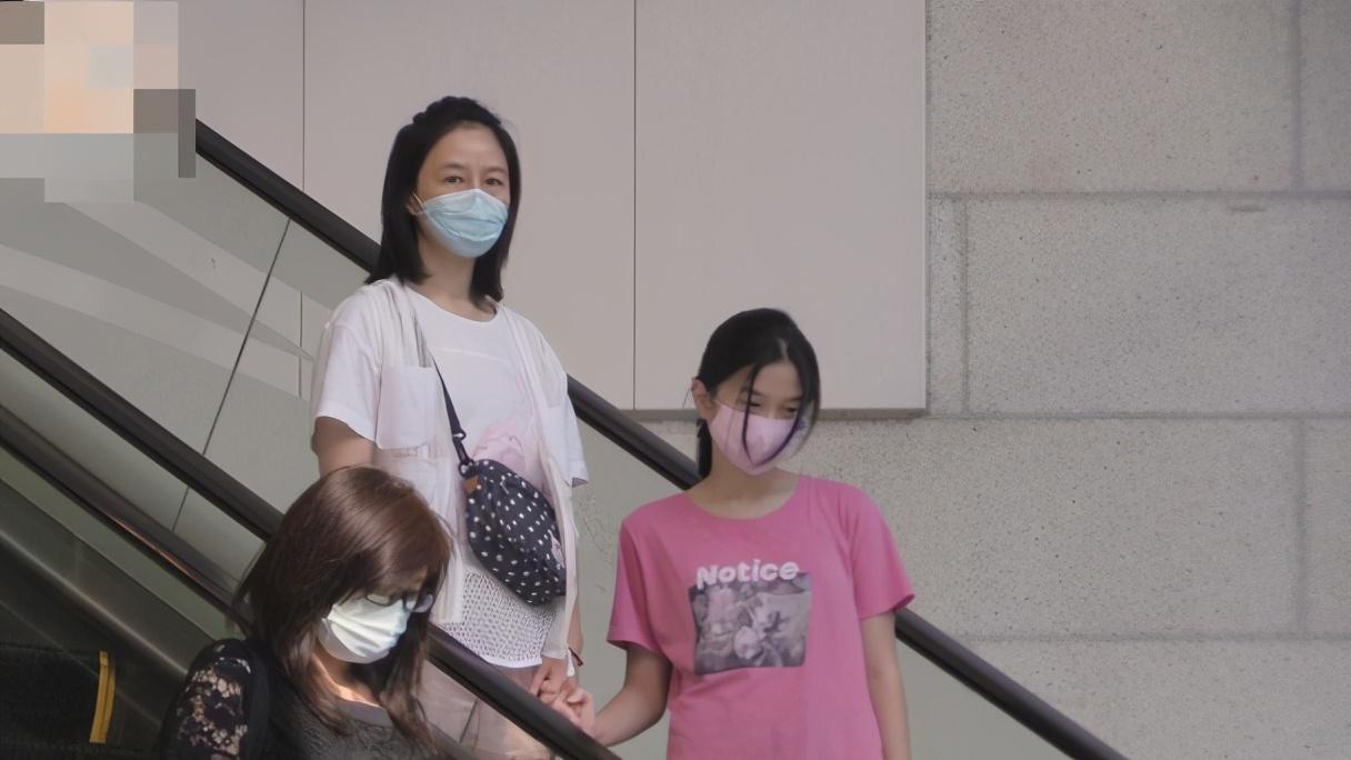 影帝張家輝離奇暴瘦！愛妻關詠荷「攜女逛街遇記者」驚慌跑開不回應　「14歲張童模樣」完全爸媽結合體