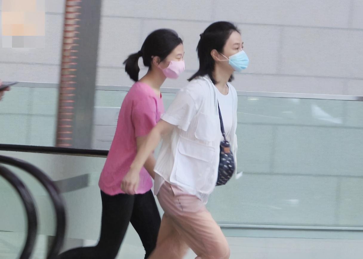 影帝張家輝離奇暴瘦！愛妻關詠荷「攜女逛街遇記者」驚慌跑開不回應　「14歲張童模樣」完全爸媽結合體
