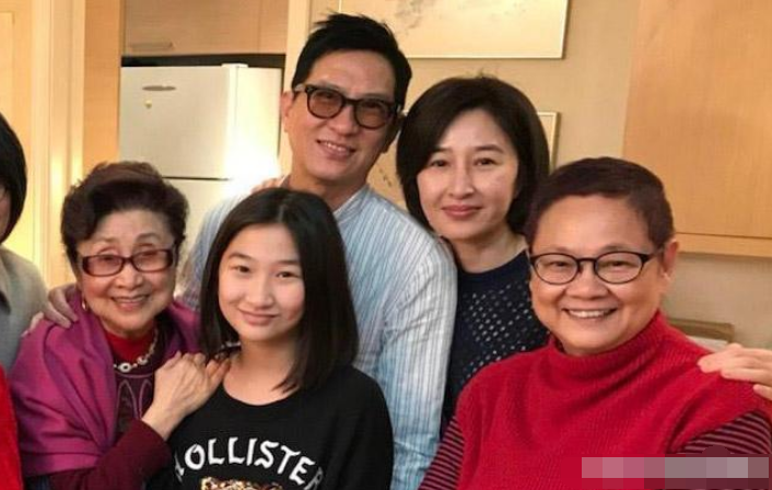 影帝張家輝離奇暴瘦！愛妻關詠荷「攜女逛街遇記者」驚慌跑開不回應　「14歲張童模樣」完全爸媽結合體