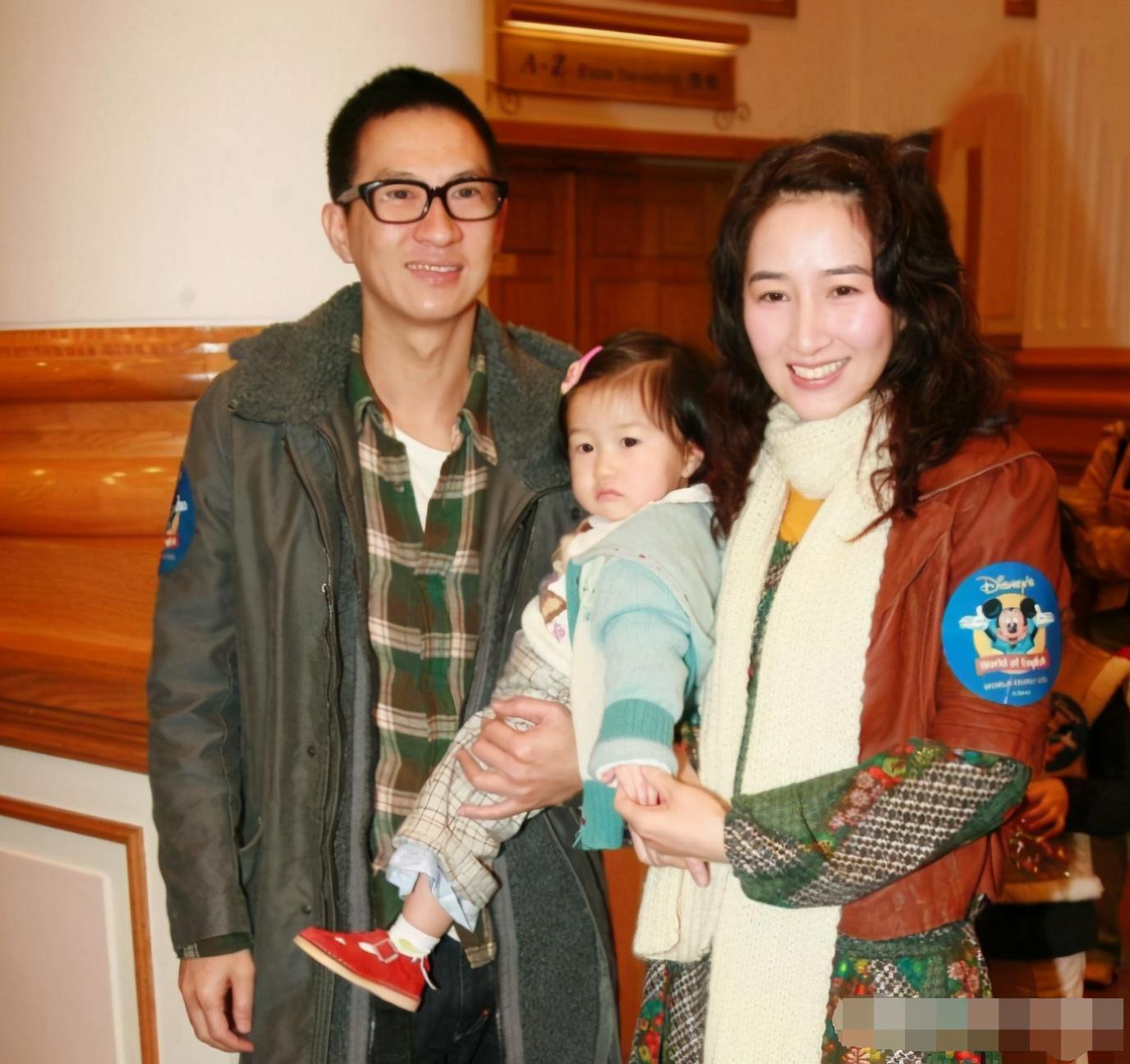影帝張家輝離奇暴瘦！愛妻關詠荷「攜女逛街遇記者」驚慌跑開不回應　「14歲張童模樣」完全爸媽結合體
