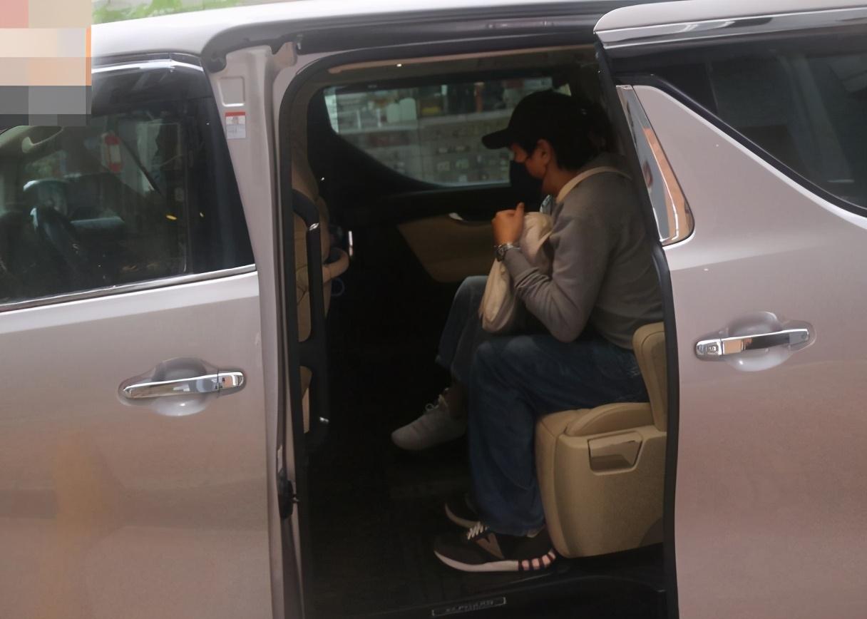 影帝張家輝離奇暴瘦！愛妻關詠荷「攜女逛街遇記者」驚慌跑開不回應　「14歲張童模樣」完全爸媽結合體