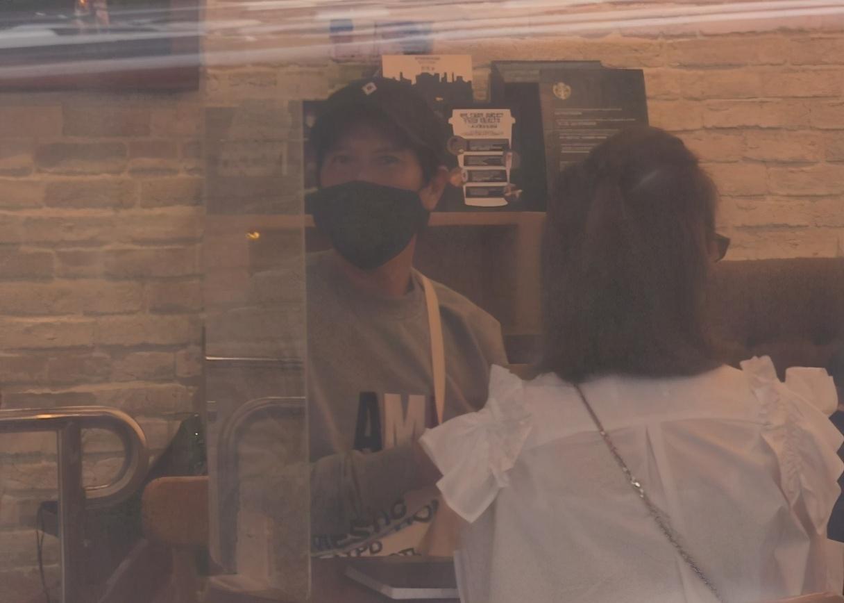 影帝張家輝離奇暴瘦！愛妻關詠荷「攜女逛街遇記者」驚慌跑開不回應　「14歲張童模樣」完全爸媽結合體