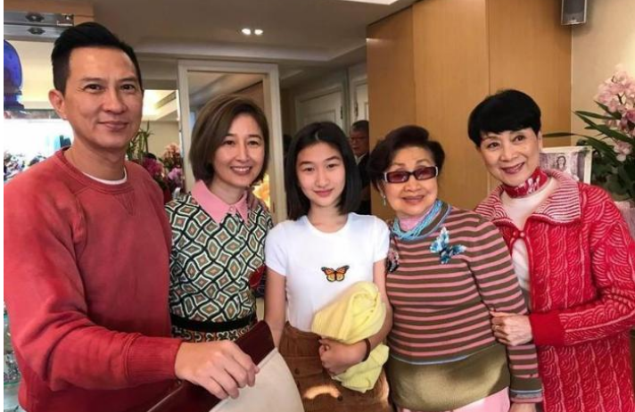 影帝張家輝離奇暴瘦！愛妻關詠荷「攜女逛街遇記者」驚慌跑開不回應　「14歲張童模樣」完全爸媽結合體