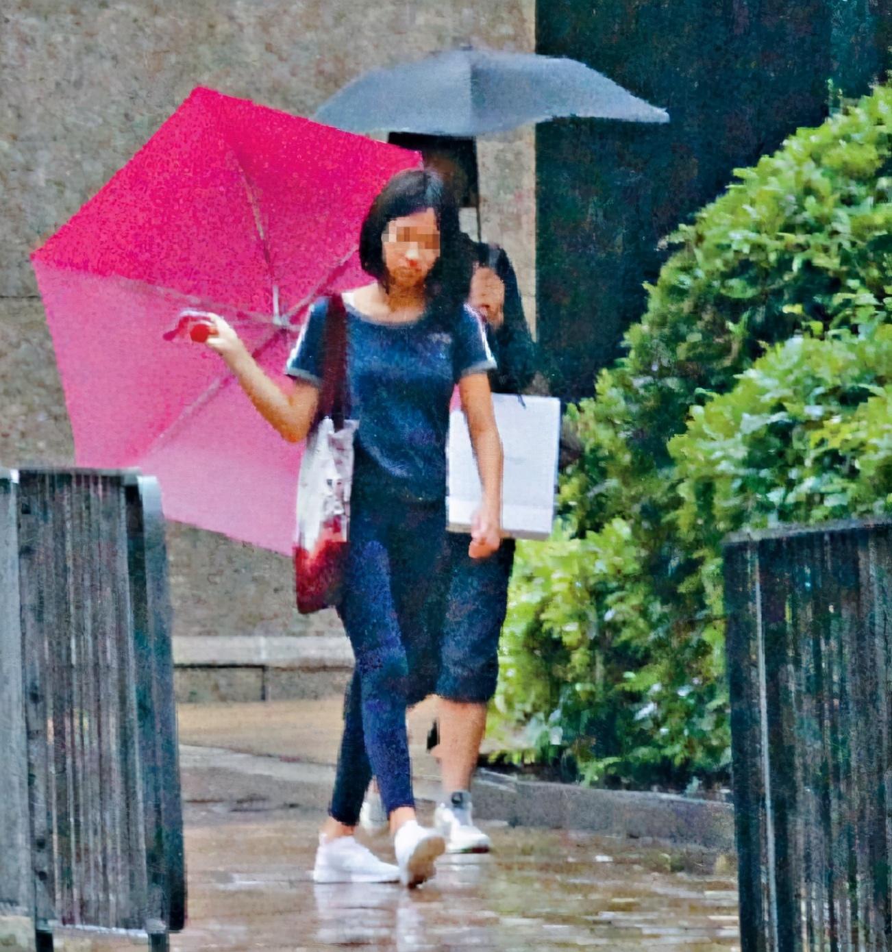 影帝張家輝離奇暴瘦！愛妻關詠荷「攜女逛街遇記者」驚慌跑開不回應　「14歲張童模樣」完全爸媽結合體