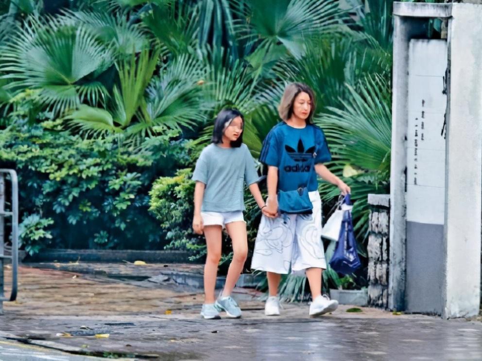 影帝張家輝離奇暴瘦！愛妻關詠荷「攜女逛街遇記者」驚慌跑開不回應　「14歲張童模樣」完全爸媽結合體