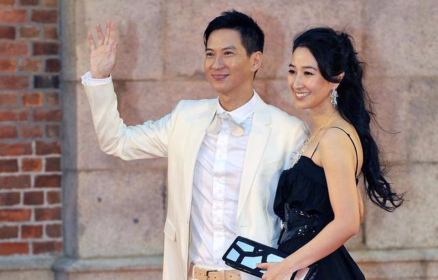 影帝張家輝離奇暴瘦！愛妻關詠荷「攜女逛街遇記者」驚慌跑開不回應　「14歲張童模樣」完全爸媽結合體