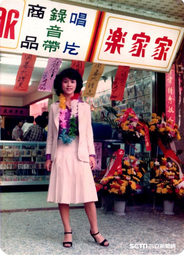 40年前舊照！網友發問「中視紅星江玉琴」到底是誰？現任台語歌后「親口證實」網驚：也太幸運了