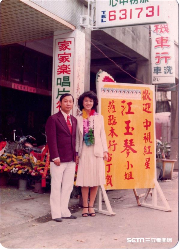 40年前舊照！網友發問「中視紅星江玉琴」到底是誰？現任台語歌后「親口證實」網驚：也太幸運了