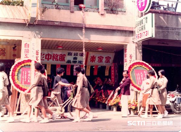 40年前舊照！網友發問「中視紅星江玉琴」到底是誰？現任台語歌后「親口證實」網驚：也太幸運了