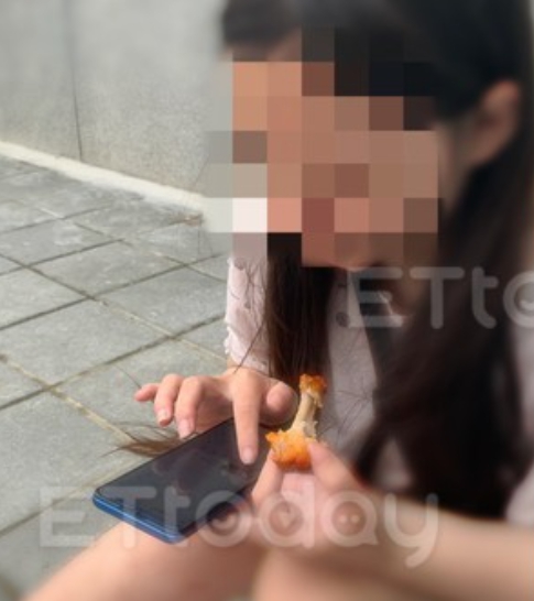 乞討短褲妹出面了！大方認「自願上街要錢」在家也是閒著　「包包翻出千元鈔」鬆口：要存到500萬