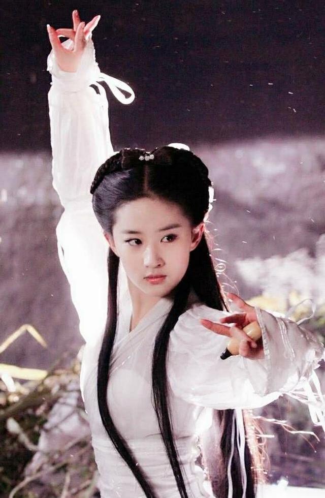 劉亦菲自嘲全家最醜？家族照曝光：媽媽優雅端莊「小姨艷麗」貌若范冰冰　外婆年輕時更是風華絕代 