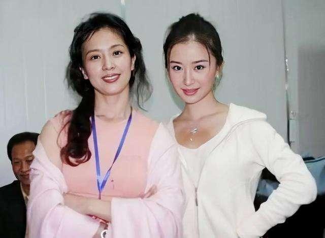 劉亦菲自嘲全家最醜？家族照曝光：媽媽優雅端莊「小姨艷麗」貌若范冰冰　外婆年輕時更是風華絕代 