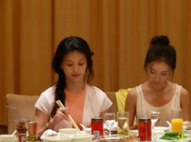 劉亦菲自嘲全家最醜？家族照曝光：媽媽優雅端莊「小姨艷麗」貌若范冰冰　外婆年輕時更是風華絕代 