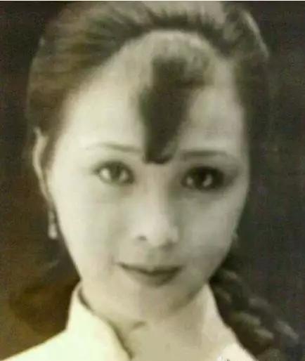 劉亦菲自嘲全家最醜？家族照曝光：媽媽優雅端莊「小姨艷麗」貌若范冰冰　外婆年輕時更是風華絕代 