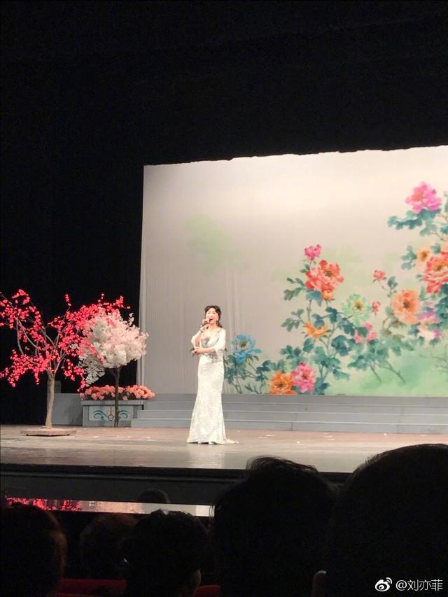 劉亦菲自嘲全家最醜？家族照曝光：媽媽優雅端莊「小姨艷麗」貌若范冰冰　外婆年輕時更是風華絕代 