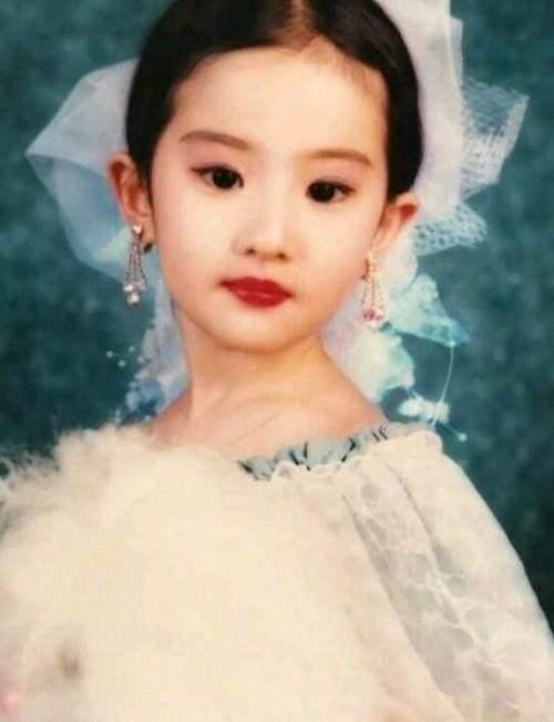 劉亦菲自嘲全家最醜？家族照曝光：媽媽優雅端莊「小姨艷麗」貌若范冰冰　外婆年輕時更是風華絕代 