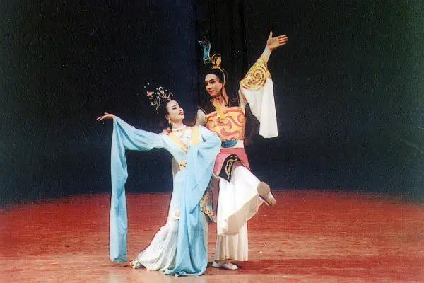 劉亦菲自嘲全家最醜？家族照曝光：媽媽優雅端莊「小姨艷麗」貌若范冰冰　外婆年輕時更是風華絕代 
