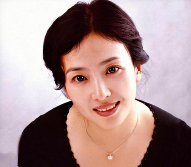 劉亦菲自嘲全家最醜？家族照曝光：媽媽優雅端莊「小姨艷麗」貌若范冰冰　外婆年輕時更是風華絕代 