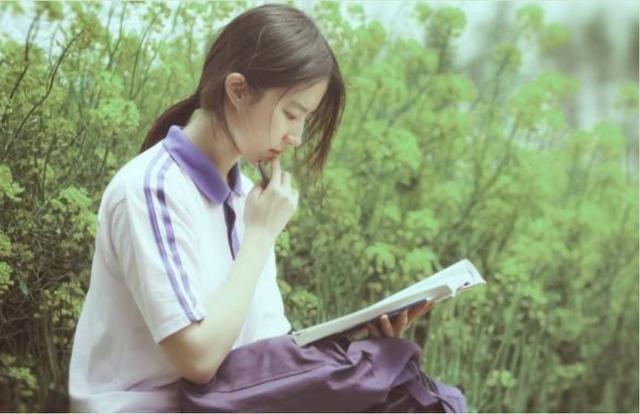 劉亦菲自嘲全家最醜？家族照曝光：媽媽優雅端莊「小姨艷麗」貌若范冰冰　外婆年輕時更是風華絕代 