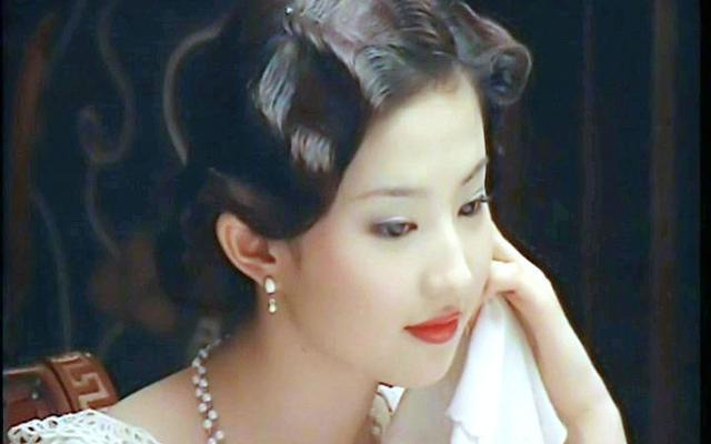 劉亦菲自嘲全家最醜？家族照曝光：媽媽優雅端莊「小姨艷麗」貌若范冰冰　外婆年輕時更是風華絕代 