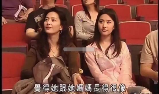 劉亦菲自嘲全家最醜？家族照曝光：媽媽優雅端莊「小姨艷麗」貌若范冰冰　外婆年輕時更是風華絕代 