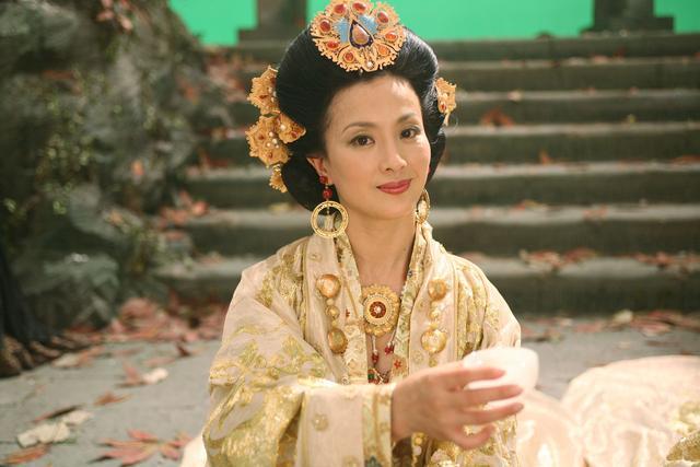 劉亦菲自嘲全家最醜？家族照曝光：媽媽優雅端莊「小姨艷麗」貌若范冰冰　外婆年輕時更是風華絕代 