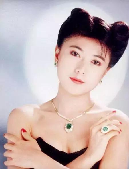 放棄10億贍養費！59歲資深女星「親自踏出豪門」　鬆口「戀上小10歲鮮肉」