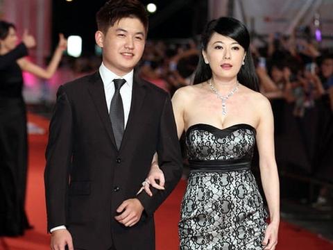 放棄10億贍養費！59歲資深女星「親自踏出豪門」　鬆口「戀上小10歲鮮肉」