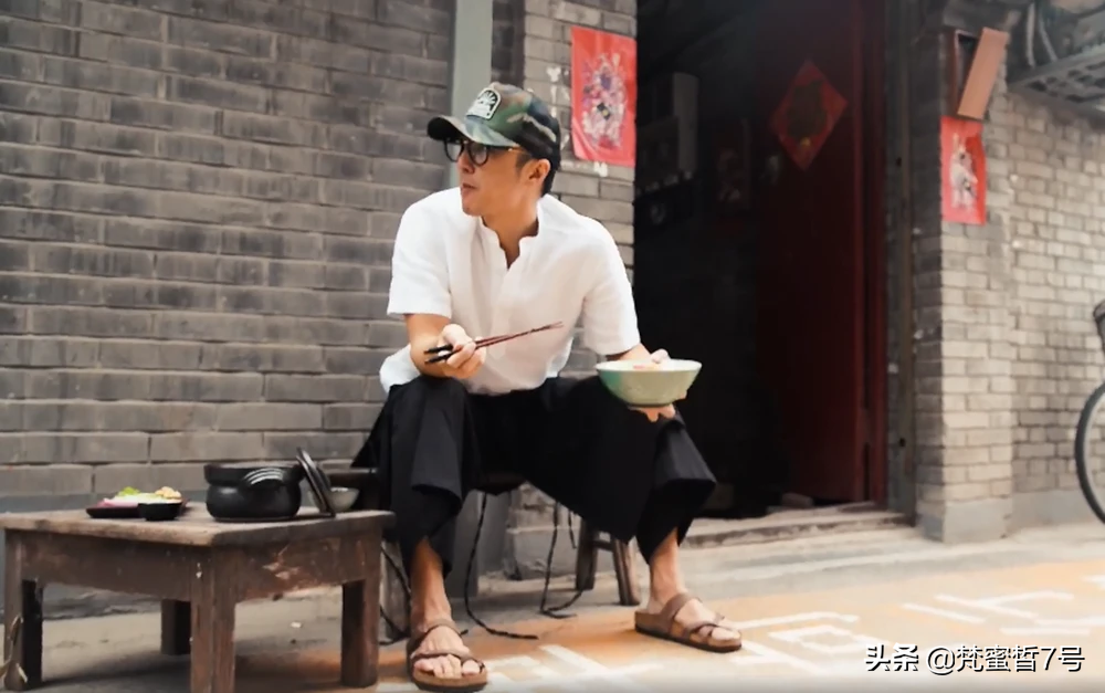 已經分手？40歲謝霆鋒踩涼拖「獨自蹲街頭吃麵」　打扮隨性「不見王菲身影」被曝：久沒互動了