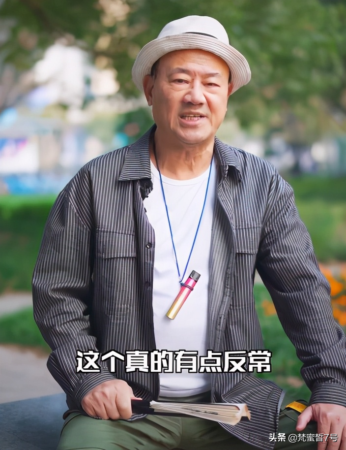 已經分手？40歲謝霆鋒踩涼拖「獨自蹲街頭吃麵」　打扮隨性「不見王菲身影」被曝：久沒互動了