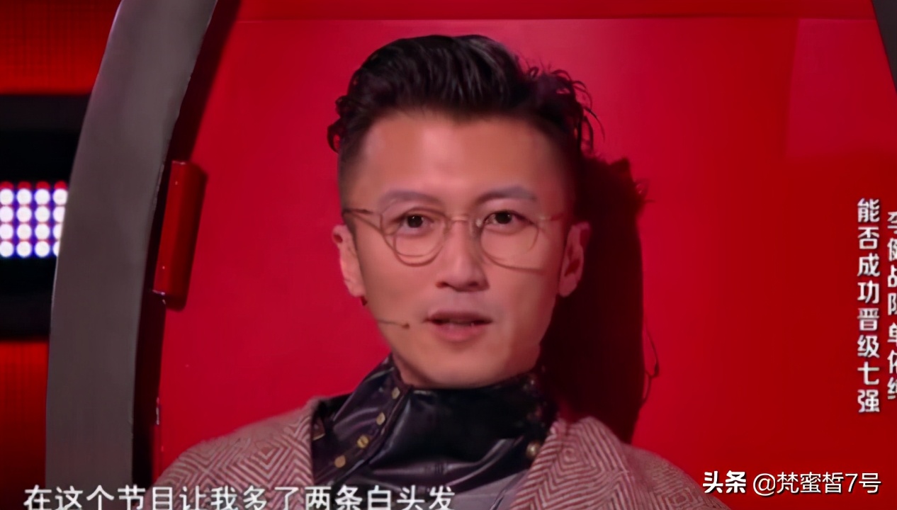 已經分手？40歲謝霆鋒踩涼拖「獨自蹲街頭吃麵」　打扮隨性「不見王菲身影」被曝：久沒互動了