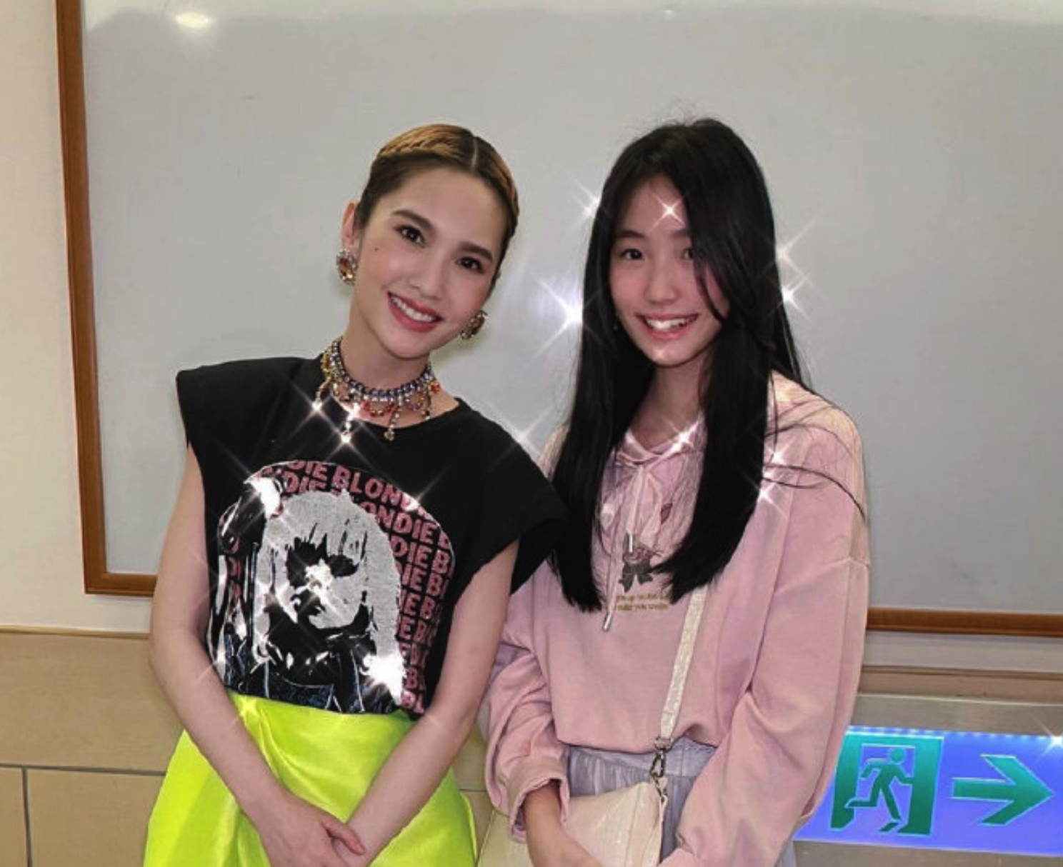 追星成功！小S13歲二女兒曬合照「表白楊丞琳」　小迷妹模樣仍「不忘媽媽囑託」網笑翻：這也要爭？