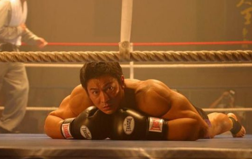 天王耍大牌？59歲劉德華拍戲現場曝光 　片場失控崩潰大哭「怒摔酒杯」嚇傻學生群演：入戲太深