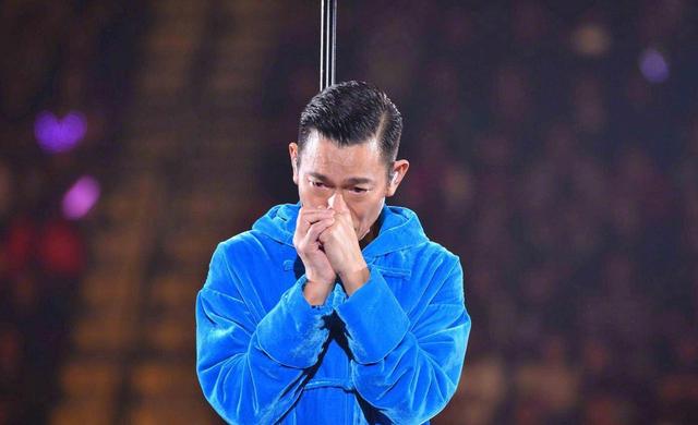 天王耍大牌？59歲劉德華拍戲現場曝光 　片場失控崩潰大哭「怒摔酒杯」嚇傻學生群演：入戲太深