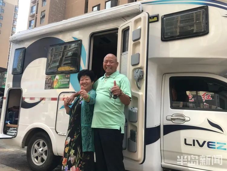 60歲終於實現諾言！老夫妻「共同打拼40年」從沒看過外面世界　晚年賣房「自駕房車到處玩」：對不起老伴