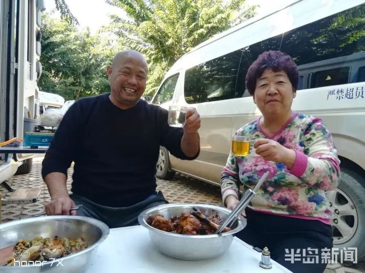 60歲終於實現諾言！老夫妻「共同打拼40年」從沒看過外面世界　晚年賣房「自駕房車到處玩」：對不起老伴