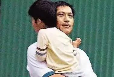 父愛如山！他為自閉兒退圈「扛起男人的擔當」 　今兒子成學霸破「智障定位」被讃：絕世好爸爸