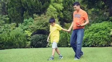 父愛如山！他為自閉兒退圈「扛起男人的擔當」 　今兒子成學霸破「智障定位」被讃：絕世好爸爸