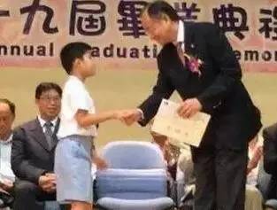 父愛如山！他為自閉兒退圈「扛起男人的擔當」 　今兒子成學霸破「智障定位」被讃：絕世好爸爸