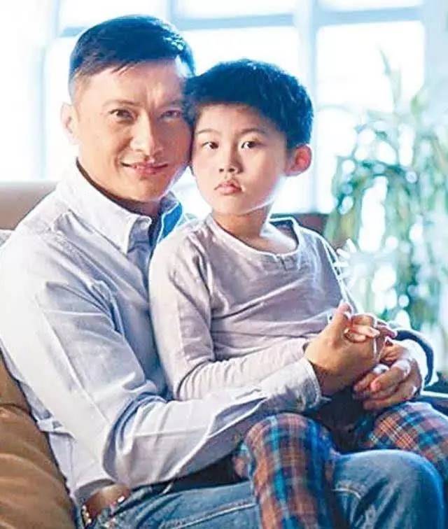 父愛如山！他為自閉兒退圈「扛起男人的擔當」 　今兒子成學霸破「智障定位」被讃：絕世好爸爸