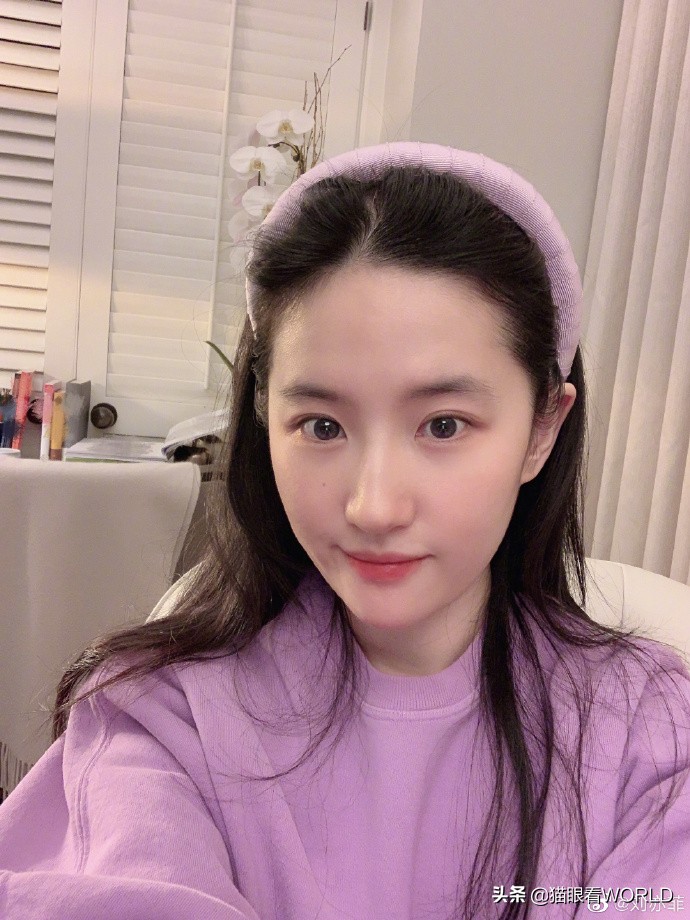 一改往日嬌弱形象！劉亦菲「單手做平板支撐」　背對鏡子「大秀完美背肌」驚呆網友：天仙姐姐好帥♥