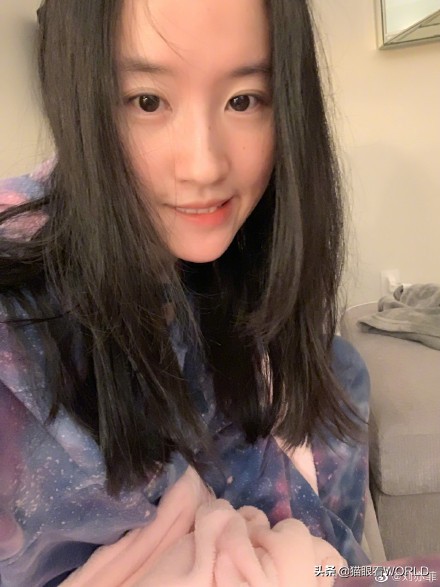 一改往日嬌弱形象！劉亦菲「單手做平板支撐」　背對鏡子「大秀完美背肌」驚呆網友：天仙姐姐好帥♥