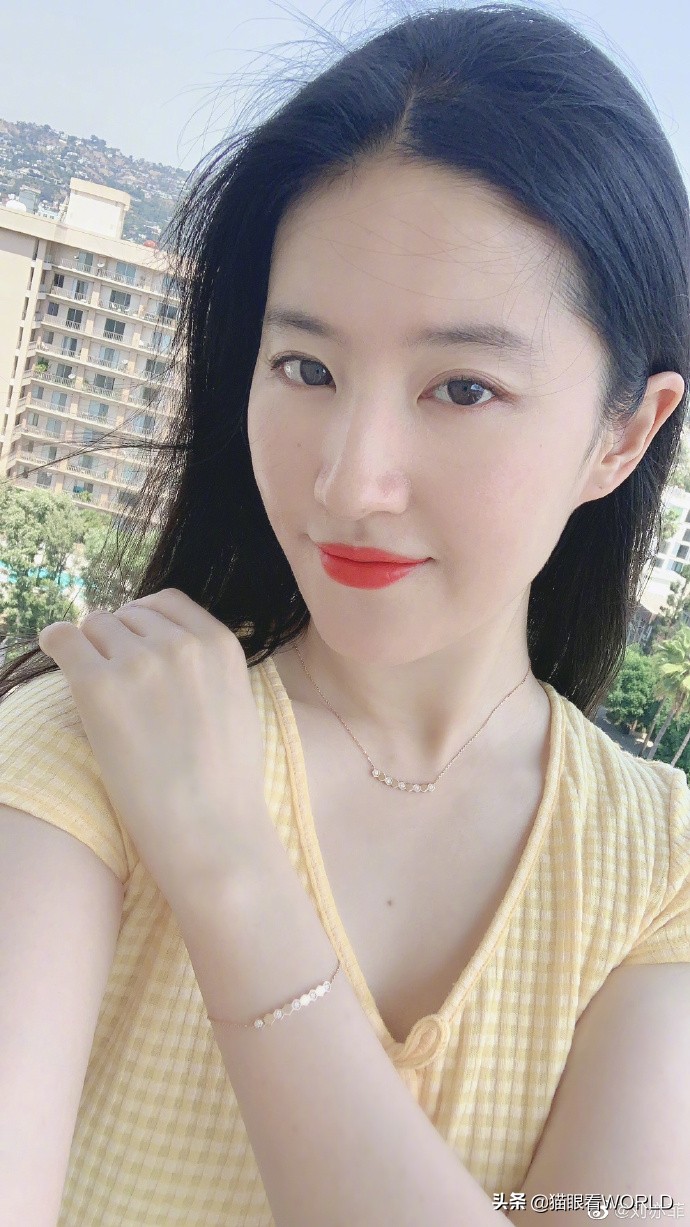 一改往日嬌弱形象！劉亦菲「單手做平板支撐」　背對鏡子「大秀完美背肌」驚呆網友：天仙姐姐好帥♥