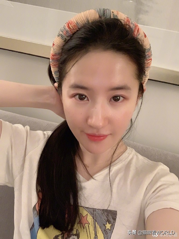 一改往日嬌弱形象！劉亦菲「單手做平板支撐」　背對鏡子「大秀完美背肌」驚呆網友：天仙姐姐好帥♥