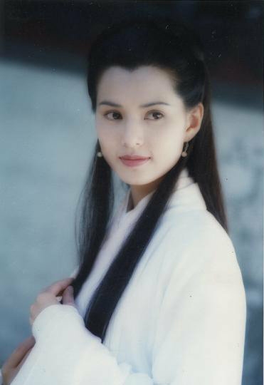 確定是52歲？小龍女李若彤被測「腰圍只有56cm」　穿10cm 高跟鞋「輕鬆抱起男助理」看呆網友