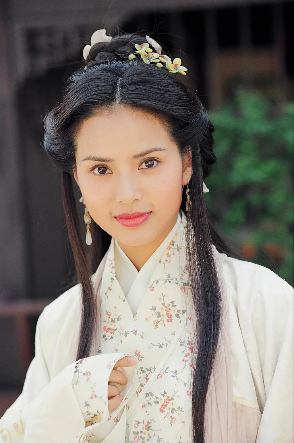 確定是52歲？小龍女李若彤被測「腰圍只有56cm」　穿10cm 高跟鞋「輕鬆抱起男助理」看呆網友