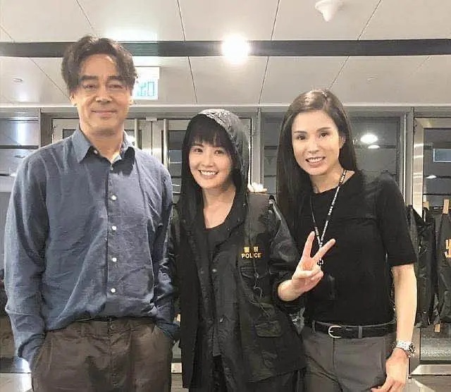 確定是52歲？小龍女李若彤被測「腰圍只有56cm」　穿10cm 高跟鞋「輕鬆抱起男助理」看呆網友
